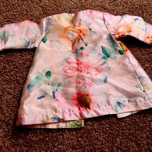 I’m selling a beautiful floral blazer size 3/6 months. The colors are pink, blue